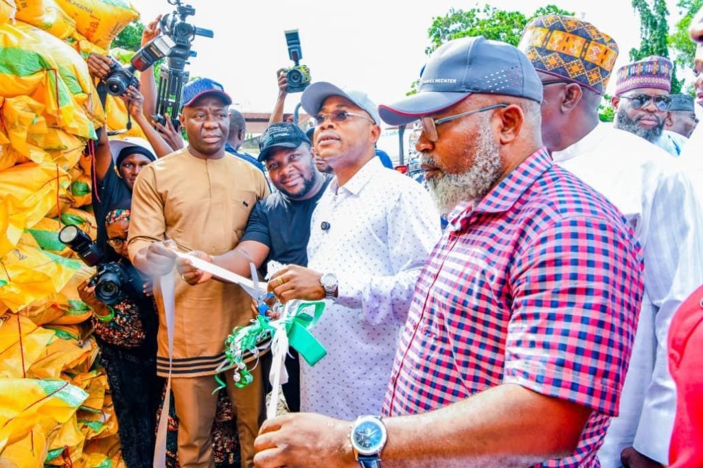GOVERNOR ODODO FLAGS OFF DISTRIBUTION OF FERTILIZER TO KOGI&nbsp;FARMERS